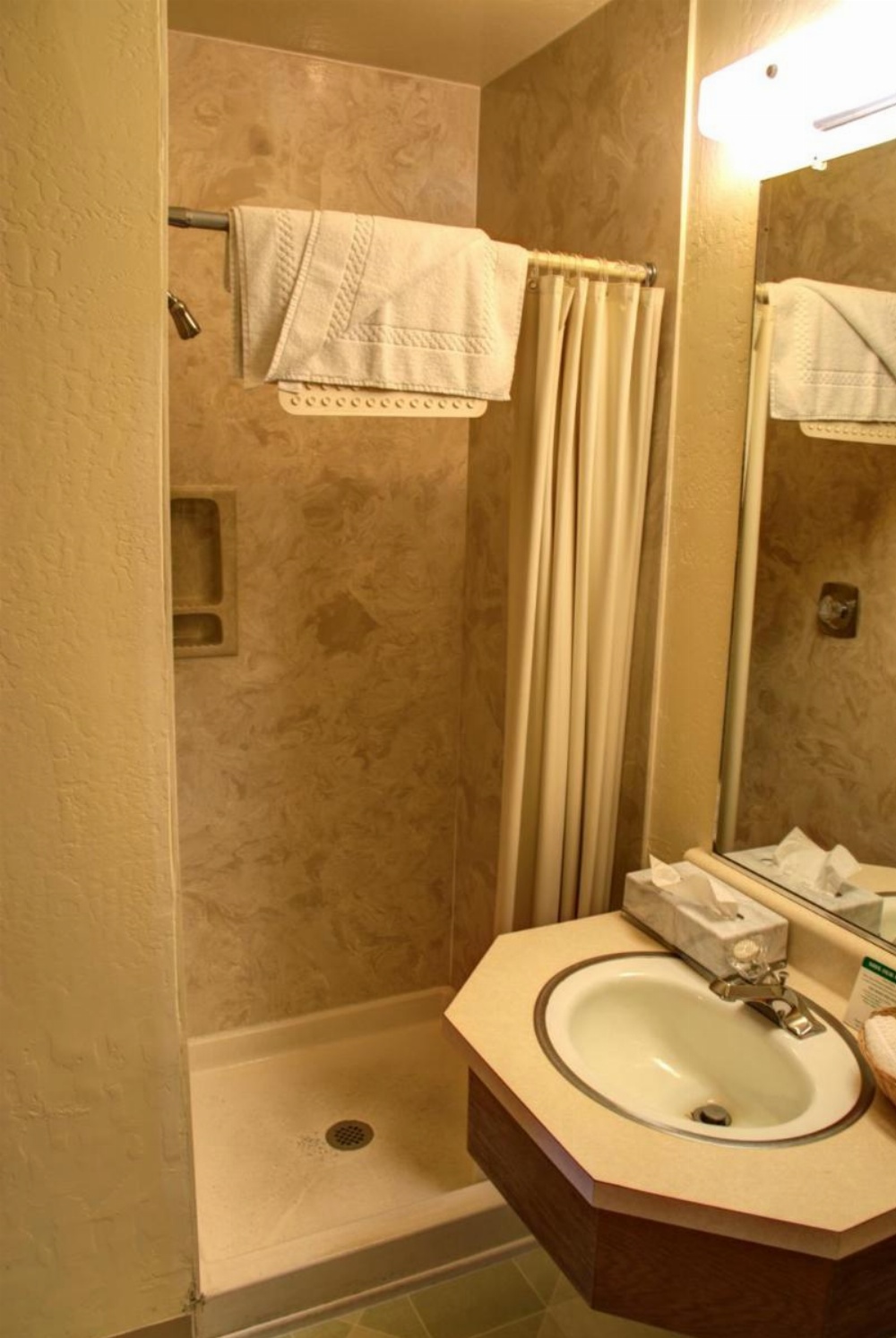Crescent Beach Motel Image 17